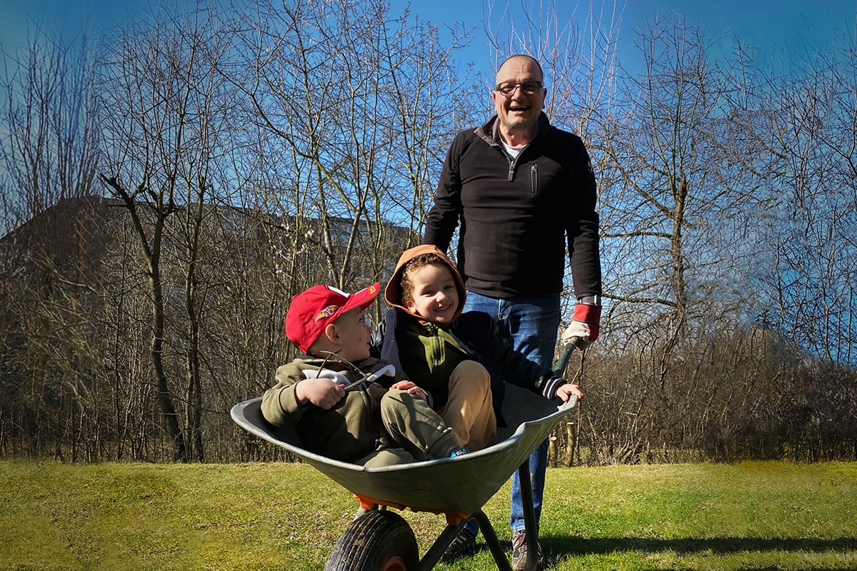 CEO Daniel Gerlach teilt Haus und Garten mit Sergiy Osipchuks Familie.