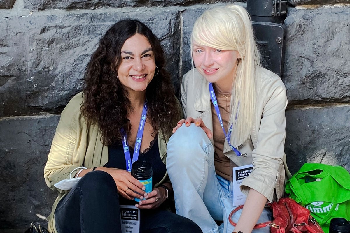 Nadine Bisikati und Jana Hartmann (rechts) auf der E-Commerce Expo Berlin.