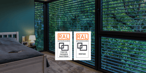 RAL-Gütesiegel, im Hintergrund Fensterfront mit Jalousien