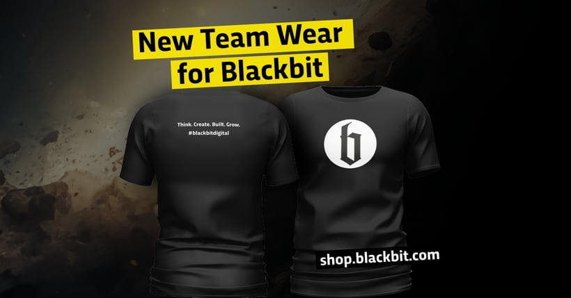 Im Blackbit Merchandise-Shop haben unsere Mitarbeiter:innen die Wahl zwischen Shirts und Hoodies mit verschiedenen Print-Motiven.