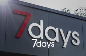Напис 7days на фасаді, логотип видно на передньому плані