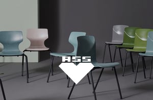 Різнокольорові стільці з логотипом ASS на передньому плані.