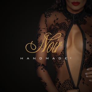 Oberkörper einer Frau in Dessous, im Vordergrund ist das Noir Handmade-Logo zu sehen