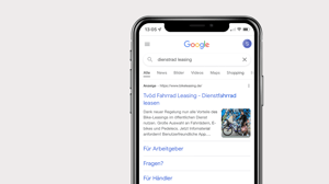 Smartphone mit Google-Suchergebnis für Bikeleasing