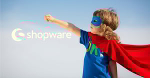 Ein Kind in einem Superheldenkostüm, das die Faust in die Luft reckt. Links im Bild ist das Shopware-Logo abgebildet.