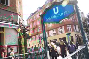 Berliner Straße mit U-Bahn-Station Schönleinstraße.