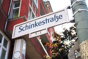 Straßenschild Schinkestraße, Sitz der Berliner Niederlassung von Blackbit.