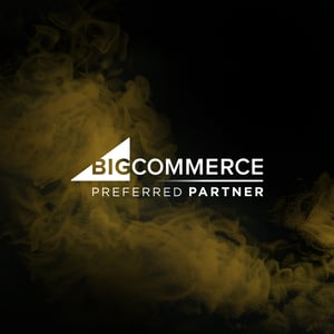 BigCommerce-Logo vor dunklem Hintergrund mit gelbem Rauch.