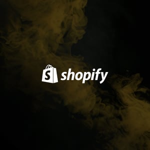 shopify-Logo vor dunklem Hintergrund mit gelbem Rauch.