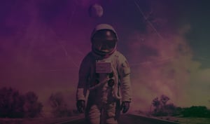 Ein Astronaut steht auf einer Straße unter einem lila Himmel, umgeben von einer surrealen, traumhaften Landschaft.
