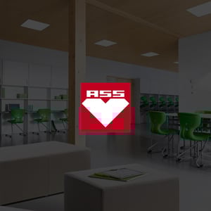 Großraumbüro mit ASS-Logo im Vordergrund.