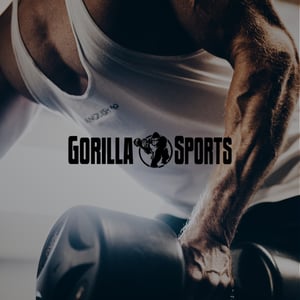 Oberkörper eines Mannes beim work out, im Vordergrund ist das Gorilla-Sports-Logo zu sehen.