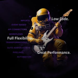 Ein Astronaut in einem orangefarbenen Raumanzug spielt eine elektrische Gitarre inmitten eines kosmischen Nebels. Im Vordergrund steht „Full Flexibility“, „Great Performance“ und „Low Code“. Das Bild ist in dunklen Tönen gehalten und hat einen künstlerischen, fast surrealen Charakter.
