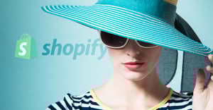 Frau mit Hut und Sonnenbrille, lächelnd, mit Shopify-Logo im Hintergrund – ideal für kleine Unternehmen im E-Commerce.