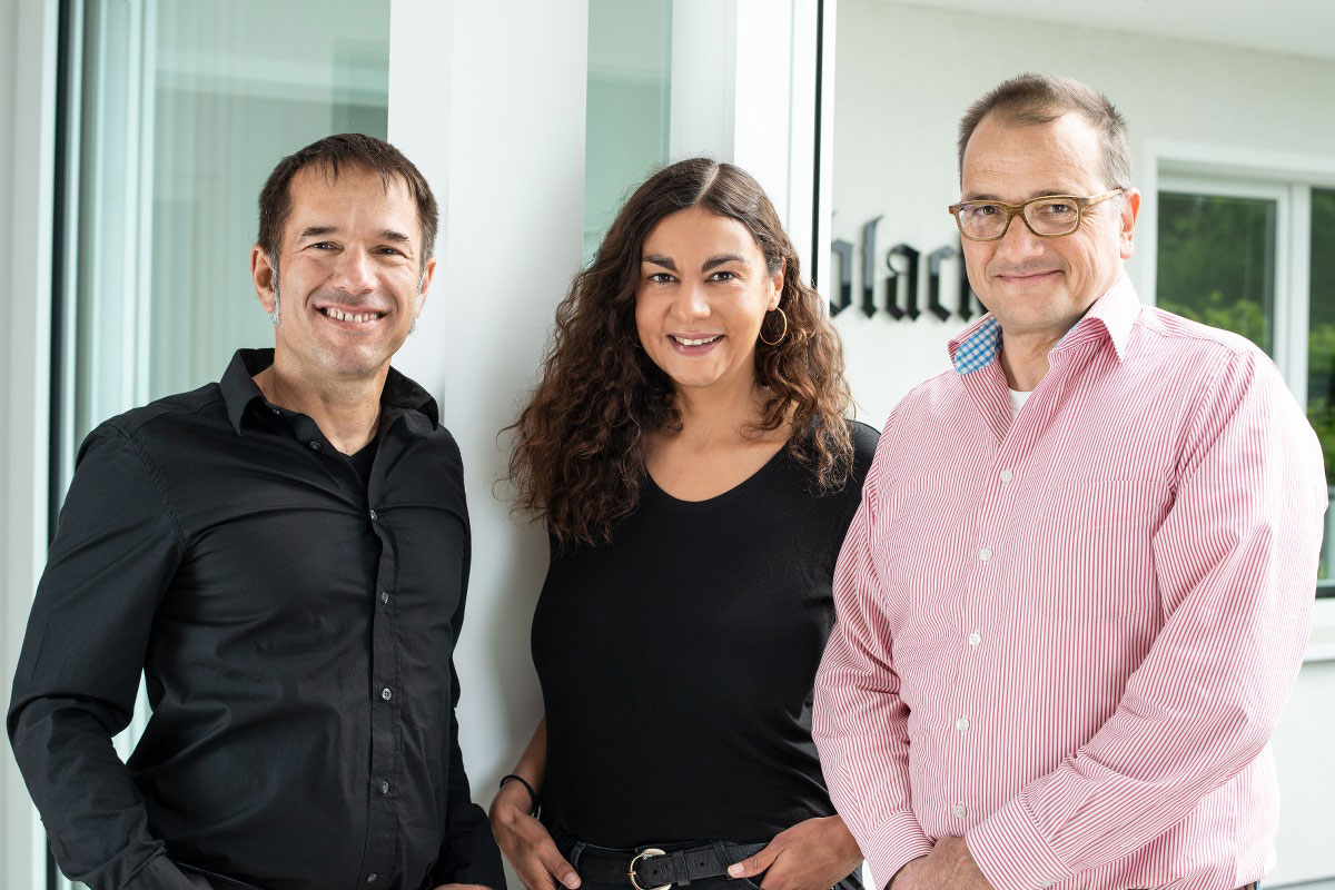 Heute ist sie auf Management-Level: Nadine Bisikati mit Stefano Viani (links) und Daniel Gerlach (rechts).)