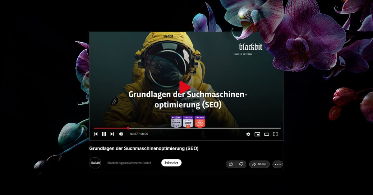 Screenshot eines YouTube-Videos von Blackbit digital Commerce GmbH. Das Thumbnail zeigt eine Person in einem gelben Raumanzug mit Helm vor einem dunkelgrünen Hintergrund. Der Titel des Videos lautet 'Grundlagen der Suchmaschinenoptimierung (SEO)'. Der Video-Player zeigt eine Laufzeit von 03:27 an und enthält die üblichen YouTube-Steuerelemente wie Play/Pause, Lautstärke und Vollbild. Unter dem Video befinden sich der Kanal-Name mit Subscribe-Button sowie Interaktions-Buttons (Like, Share, etc.). Das Bild ist eingebettet in einen dunklen Hintergrund mit dekorativen lila-blauen Orchideenblüten an den Rändern.