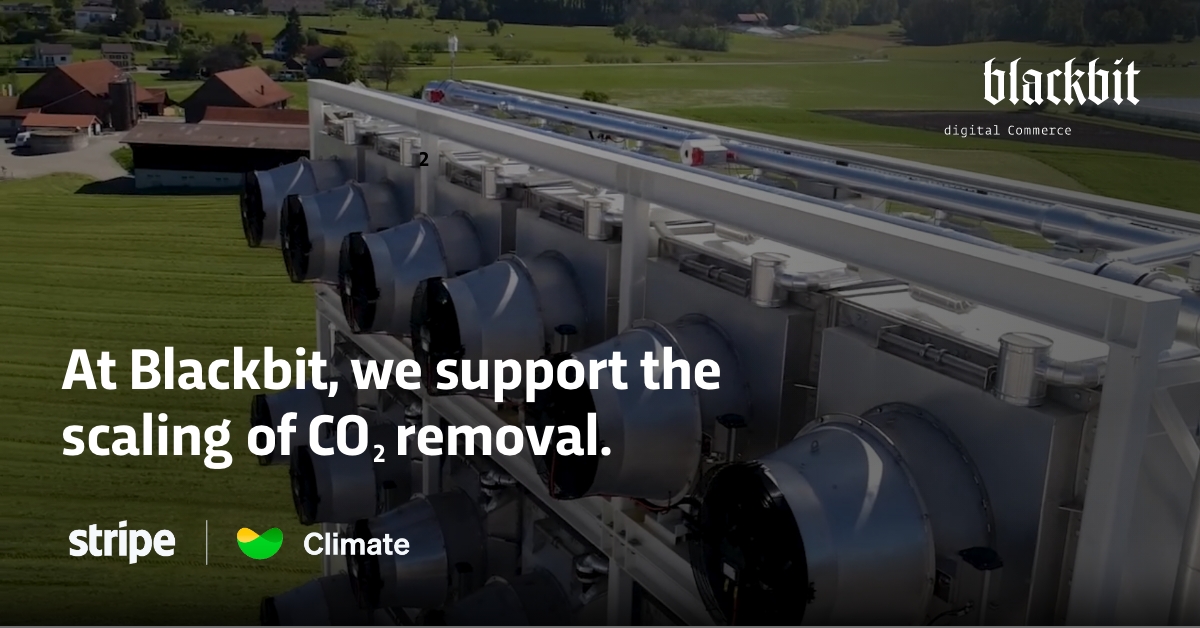 Вид з висоти пташиного польоту на великий промисловий завод з трубами та будівлями на задньому плані і текстом 