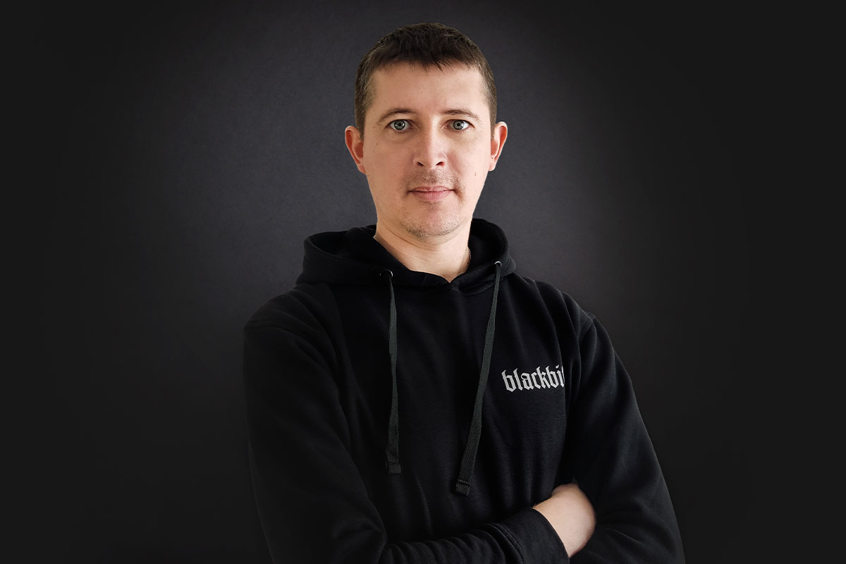Willkommen! Backend-Entwickler Dmytro unterstützt Blackbit ab sofort im Team Kiew.
